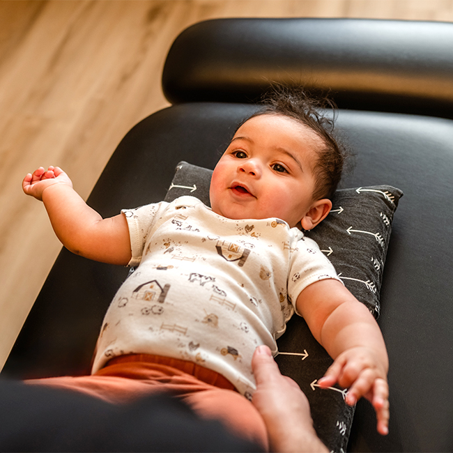 traitement chiropratique sur un bébé.