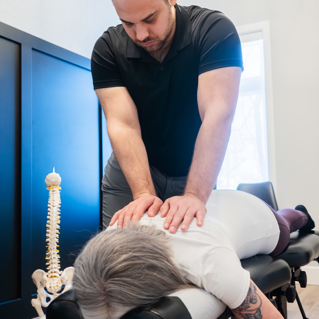 Traitement d'ajustement par un chiropraticien.